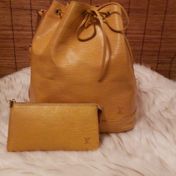 Louis Vuitton Handbags - AUTHENTIC Louis Vuitton epi Pochette